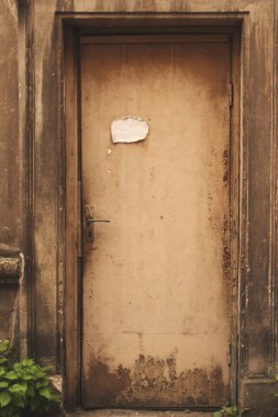 Kağıt parçası ile eski yaşlı yıpranmış kahverengi kapı