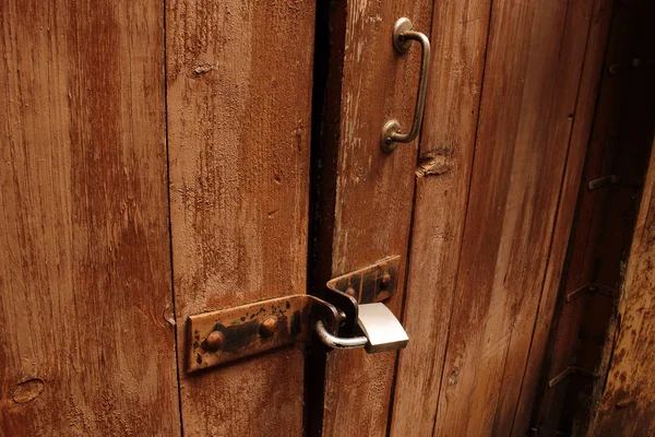 Cadenas moderne sur vieille porte en bois avec une poignée — Photo