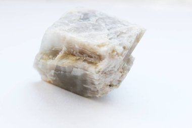 Beyaz arka plan üzerine izole dokulu yüzey ay taşı