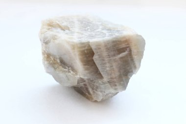 Beyaz arka plan üzerine izole dokulu sisli ay taşı