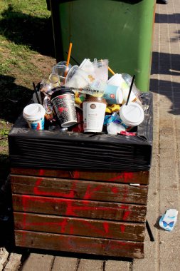 Vilnius Litvanya - 04 22 2019: Çöp kutusu kahve fincanları ve plastik dolu