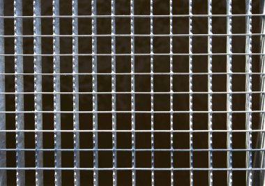 Siyah arka plan üzerinde kirli kentsel kaynaklı metal ızgara çerçevesi