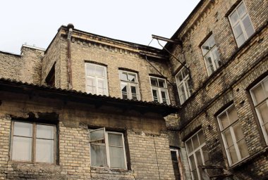 Pencereler alt-üst manzaralı eski şehir konut bina duvarları