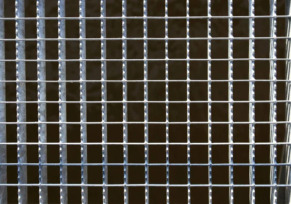 Marco de rejilla metálica soldada urbana sucia sobre fondo negro — Foto de Stock