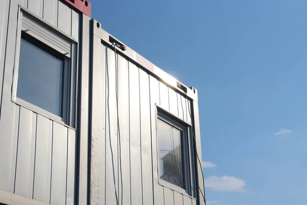 Coin de toit de mur supérieur de bâtiment de feuille d'acier inoxydable sur fond bleu ciel — Photo