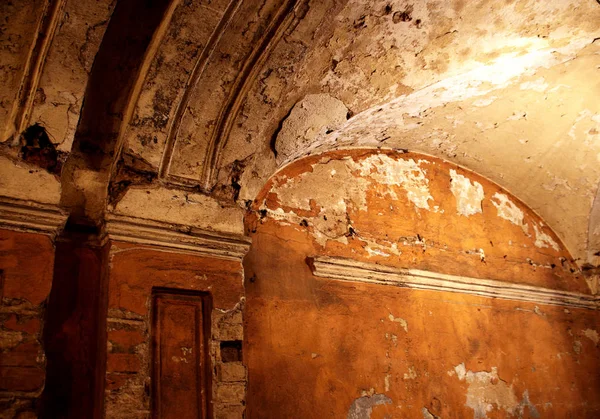 Soyma sıva ile Antik koyu kemerli tavan