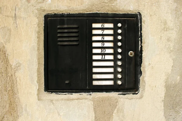 Dispositivo de intercomunicación con números en la antigua pared de yeso de ruptura — Foto de Stock