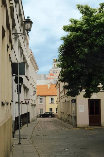 Europejskie stare miasto z widokiem na ulicę i znakami ulicznych — Zdjęcie stockowe