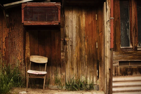 Régi fából készült szék mellett egy fa deszka fal egy ajtó és egy Dovecote — Stock Fotó