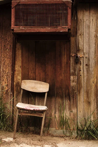 Régi fából készült szék mellett egy fa deszka fal egy ajtó és egy Dovecote — Stock Fotó