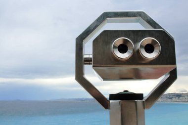 Mavi deniz ve gökyüzü arka planda manzara görünümü dürbün