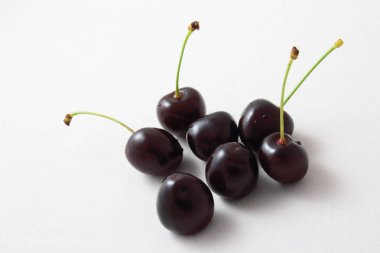 Beyaz arka planda izole tatlı koyu kiraz