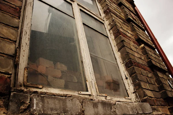 Grande finestra sporca nel vecchio muro di mattoni scuri — Foto Stock