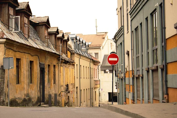 Vista de la calle del casco antiguo europeo sin señal de entrada — Foto de Stock
