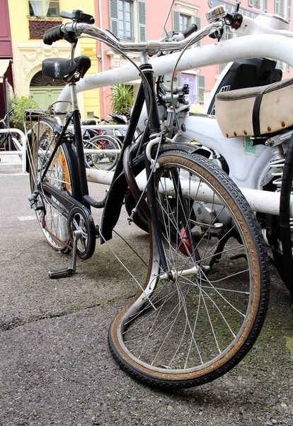 曲がった車輪を持つ古い壊れた自転車 — ストック写真