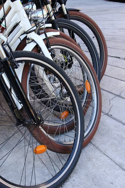 街の歩道に一列に駐車した自転車のかかと — ストック写真
