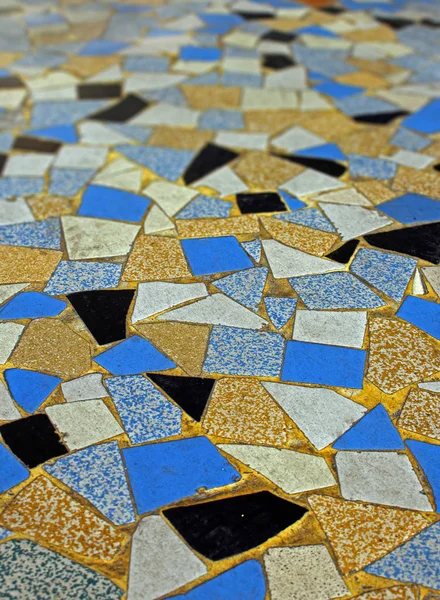 Brillante suelo de pavimento de mosaico de azulejos negro, naranja, azul y blanco — Foto de Stock