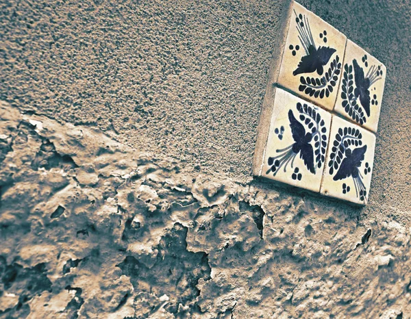 Seramik karo tasarım elemanı üzerinde farklı dokular ve elle çizilmiş kuşlar ve çiçek süsleri ile eski gri duvar — Stok fotoğraf