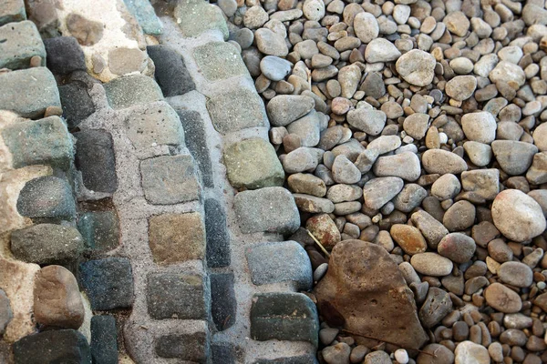 Πέτρινα σκαλιά και πέτρινο όριο σύνδεσης της παραλίας με υφή φόντου αντίθεσης επιφάνειας — Φωτογραφία Αρχείου