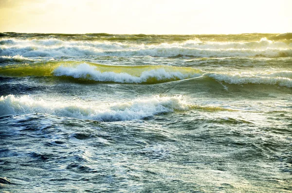 Bir deniz kıyısında köpüklü deniz dalgaları hareketi