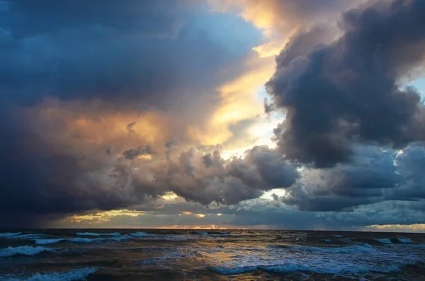 Meer Himmel orange Töne schwere Wolken und Meereswellen schöne Natur hell Sonnenuntergang dunkles Wasser — Stockfoto