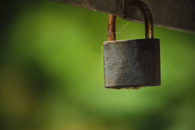 Metal köprü korkuluk asılı Paslı asma kilit