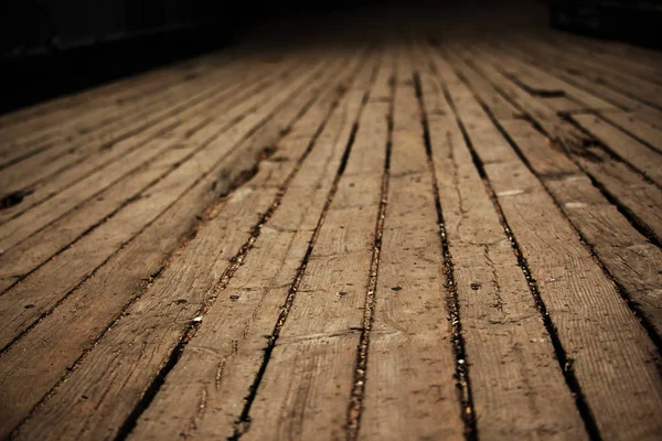 Alter Holzdielen-Fußbodenperspektive Blick in dunklen Hintergrund — Stockfoto