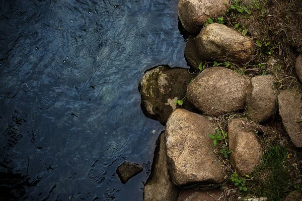 Μπλε ποτάμι νερό και ακτή βράχο φόντο — Φωτογραφία Αρχείου