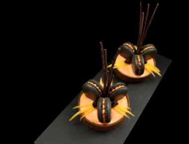 Siyah fransız makarna ile Turuncu çikolata tart, çikolata aralık