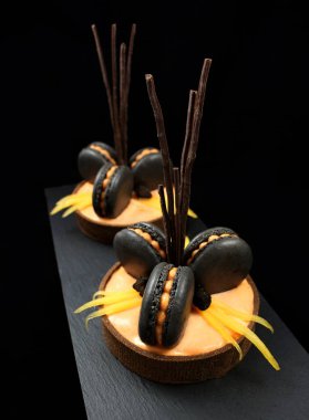 Siyah fransız makarna ve hurma ile Portakallı çikolata tart