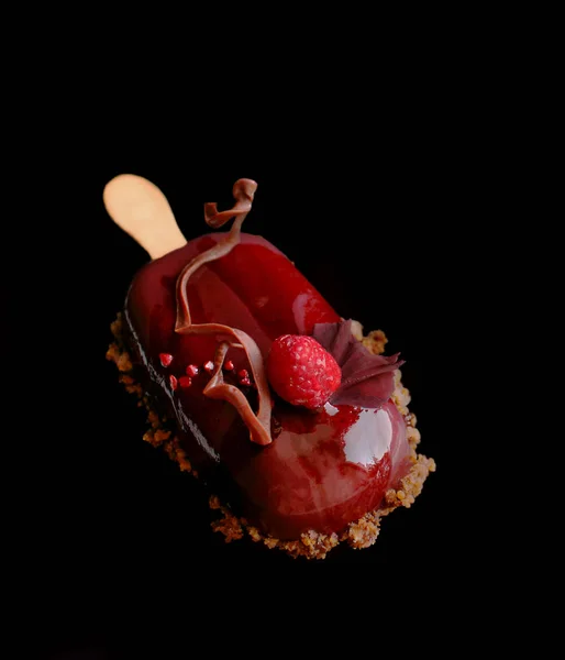 Helado de helado de fruta roja en palo con frambuesa y flor pe — Foto de Stock