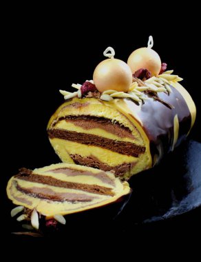 Noel Baba turuncu kremalı ve süslü süslemeli dilimlenmiş Noel pastası.