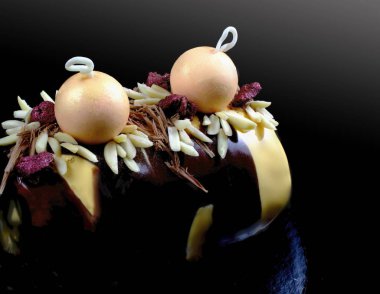 Noel pastası, turuncu kremalı ve süslü süslemeli.