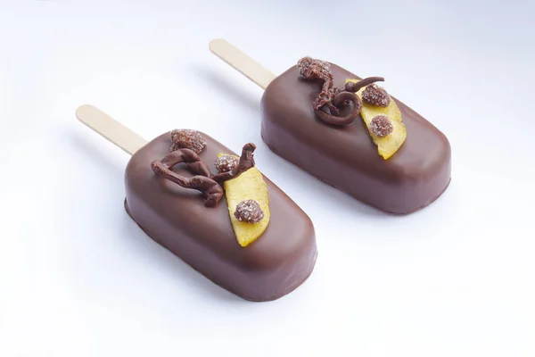 Csokoládé mázas Barack fagylalt popsicles csokoládé díszítéssel — Stock Fotó
