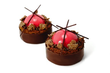 Kırmızı çilek küresi ve çikolatalı, jöleli havyarlı ve çikolatalı tatlı.