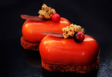 Kahverengi şekerli tatlı, kızılcık ve çikolatalı browni tabanlı.