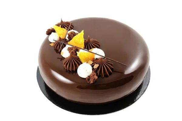 オレンジチョコレートケーキチョコレートガナッシュとホイップホワイトチョコレートクリーム — ストック写真