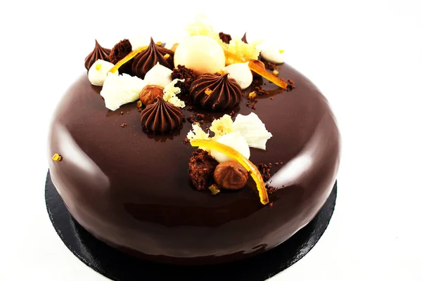 Gâteau au chocolat orange avec ganache au chocolat et crème fouettée au chocolat blanc — Photo