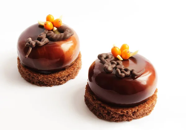 Desserts glacés brun foncé avec baies d'argousier et amandes sur base brownie — Photo