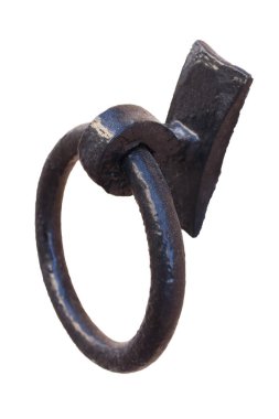 Beyaz arkaplanda yuvarlak metal halka kapı tokmağı