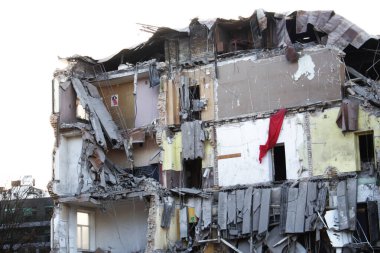 Yıkılmış eski Sovyetler Birliği binası içeride kaldı.