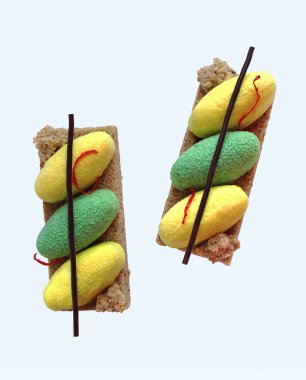 Sarı tabanlı limon ve limon kreması tatlısı.