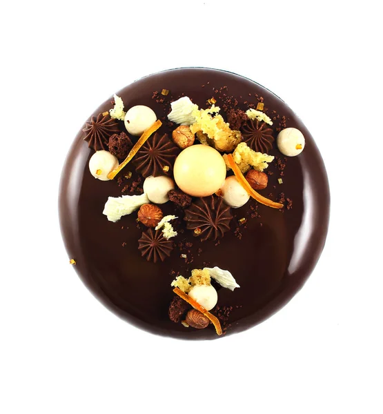 Pastel de chocolate brillante con naranjas, ganache de chocolate y crema de chocolate blanco batido vista superior — Foto de Stock