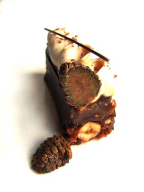 Kesilmiş kozalaklı karamel ve fındıklı kek.