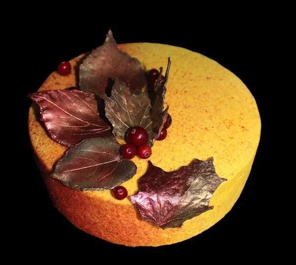 Textured yellow autumn cake with fresh cranberries and chocolate leaves decorations — ストック写真