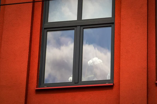 Architecture Moderne Bâtiment Rouge Fenêtre Noire Avec Reflet Bleu Ciel — Photo