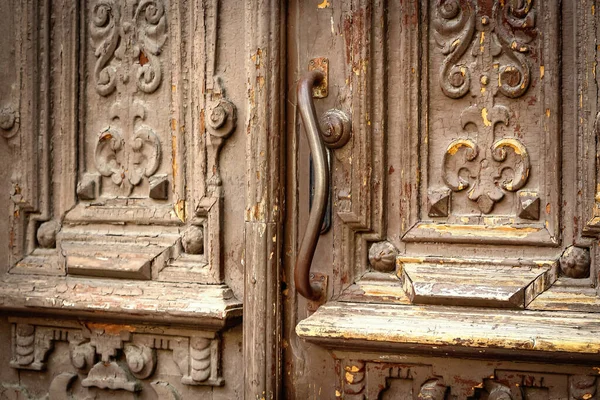 Üzerinde Çiçek Desenleri Kavisli Kapı Kolu Olan Antika Kahverengi Ahşap — Stok fotoğraf