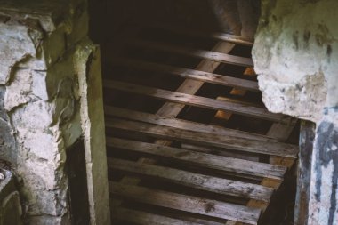 Eski ahşap döşeme, terk edilmiş bina.