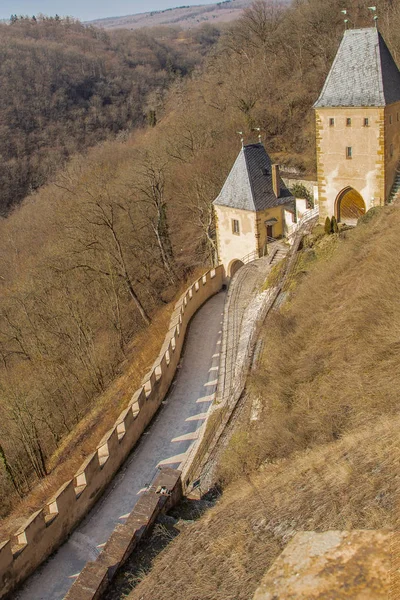 Karltejn kale kuleleri giden yol