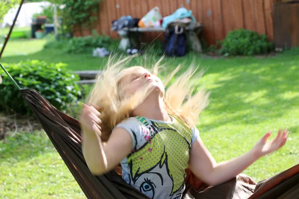 Красивая Маленькая Девочка Светлыми Волосами Отдыхает Гамаке Летний Солнечный День — стоковое фото